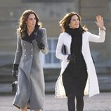 Kate Middleton y Mary de Dinamarca saludando en su encuentro en Amalienborg