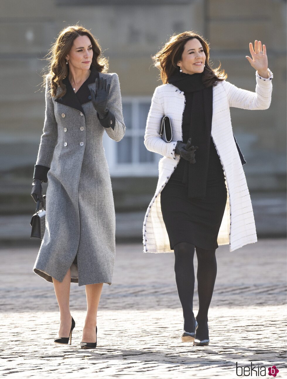 Kate Middleton y Mary de Dinamarca saludando en su encuentro en Amalienborg