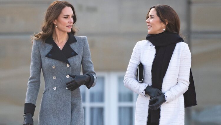 Kate Middleton y Mary de Dinamarca hablando en su encuentro en Amalienborg