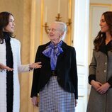 Margarita de Dinamarca y Kate Middleton escuchan a Mary de Dinamarca en su encuentro en Amalienborg
