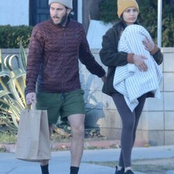 Freida Pinto con su marido Cory Tran y su bebé dando un paseo por Los Feliz, en Los Angeles