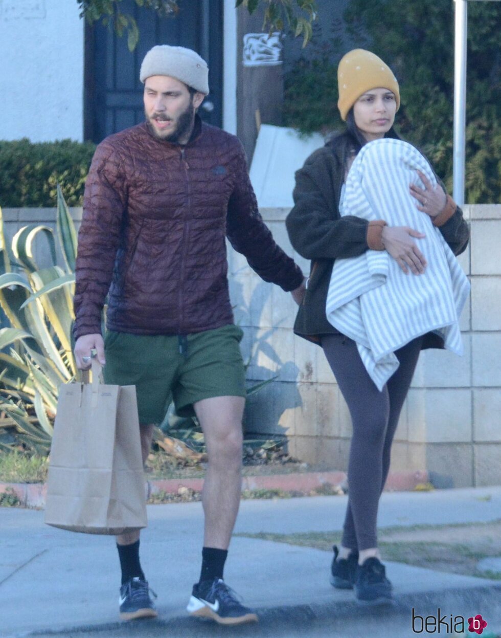 Freida Pinto con su marido Cory Tran y su bebé dando un paseo por Los Feliz, en Los Angeles