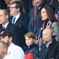 El Príncipe Guillermo, el Príncipe Jorge y Kate Middleton en un partido de rugby