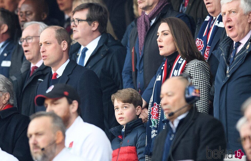 El Príncipe Guillermo, el Príncipe Jorge y Kate Middleton en un partido de rugby