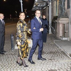 Victoria y Daniel de Suecia cogidos del brazo en la Royal Ópera de Estocolmo
