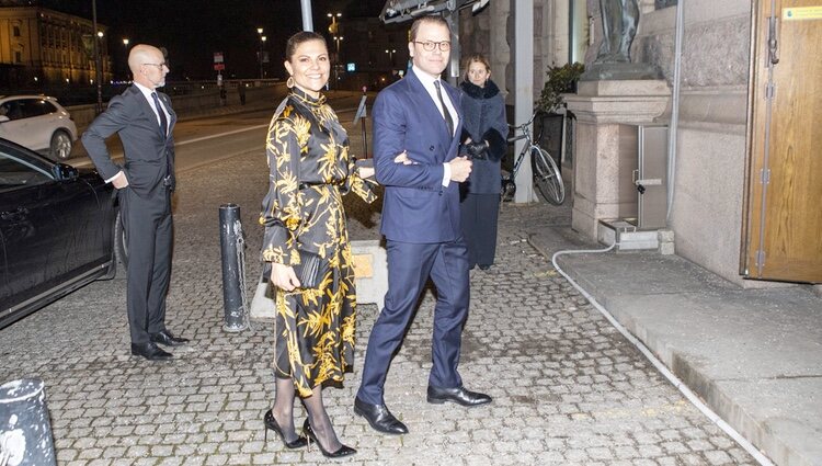 Victoria y Daniel de Suecia cogidos del brazo en la Royal Ópera de Estocolmo