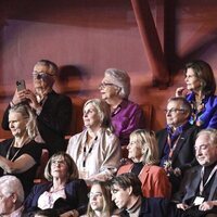 Carlos Gustavo y Silvia de Suecia con Cristina de Suecia y Tord Magnuson en un concierto de Tomas Ledin