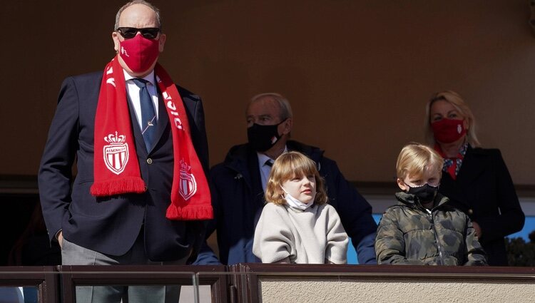 Alberto de Mónaco y sus hijos Jacques y Gabriella de Mónaco en el partido del AS Mónaco contra el Reims