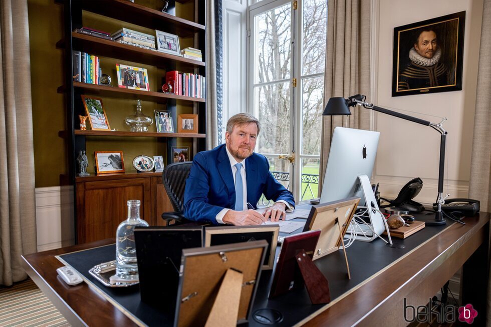 Guillermo Alejandro de Holanda trabajando en su despacho en el Palacio Huis ten Bosch