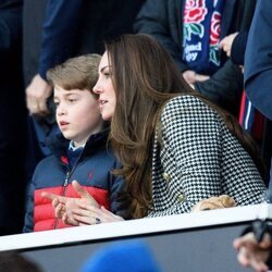 Kate Middleton y el Príncipe Jorge en un partido de rugby entre Inglaterra y Gales
