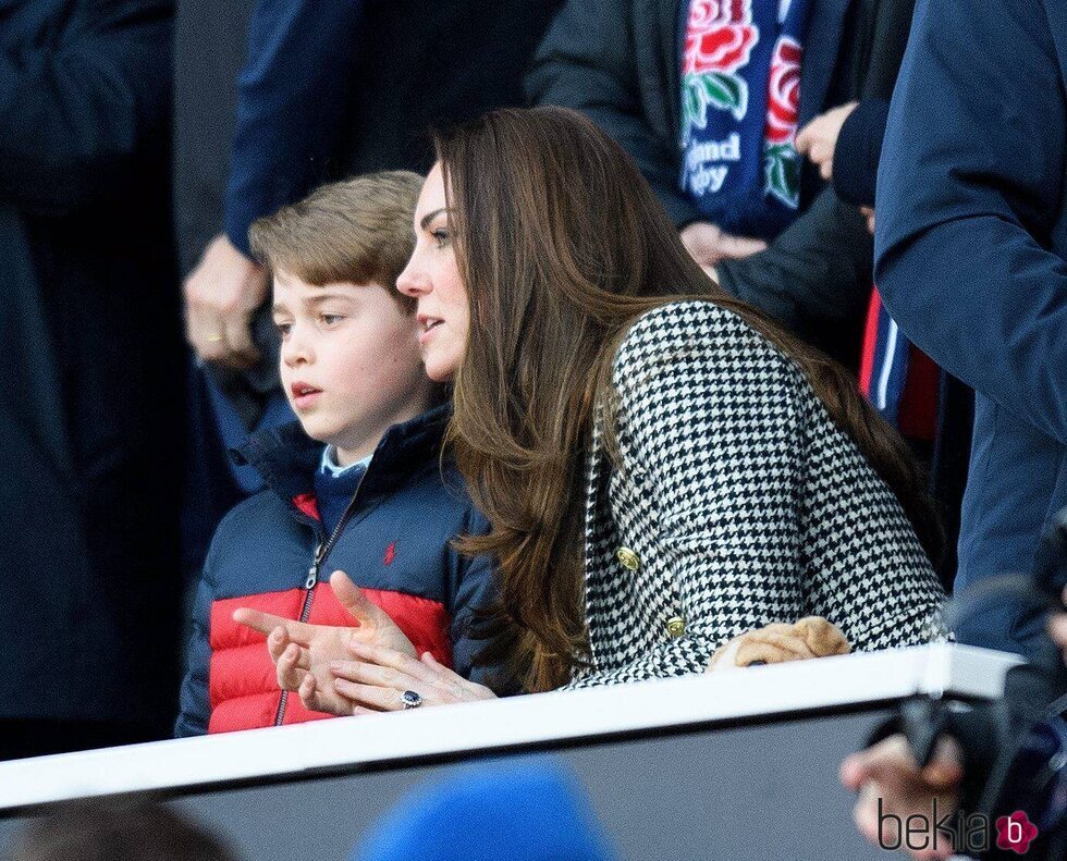 Kate Middleton y el Príncipe Jorge en un partido de rugby entre Inglaterra y Gales