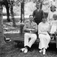 Los Reyes Constantino y Sofía de Grecia con sus hijos Jorge, Pablo, Irene, Catalina y Alejandro en 1916
