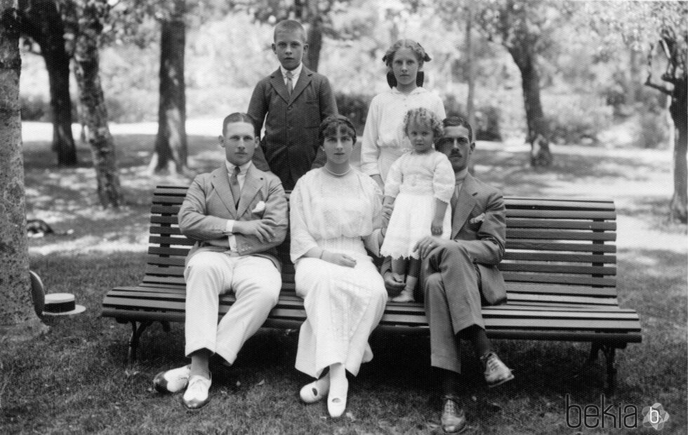 Los Reyes Constantino y Sofía de Grecia con sus hijos Jorge, Pablo, Irene, Catalina y Alejandro en 1916