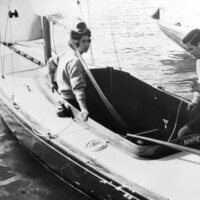 La Reina Sofía y Constantino de Grecia en un barco en 1960