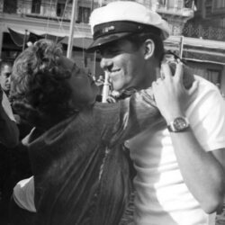 Federica de Grecia abraza a su hijo Constantuno de Grecia tras ganar una medalla de oro en los Juegos Olímpicos de Roma 1960