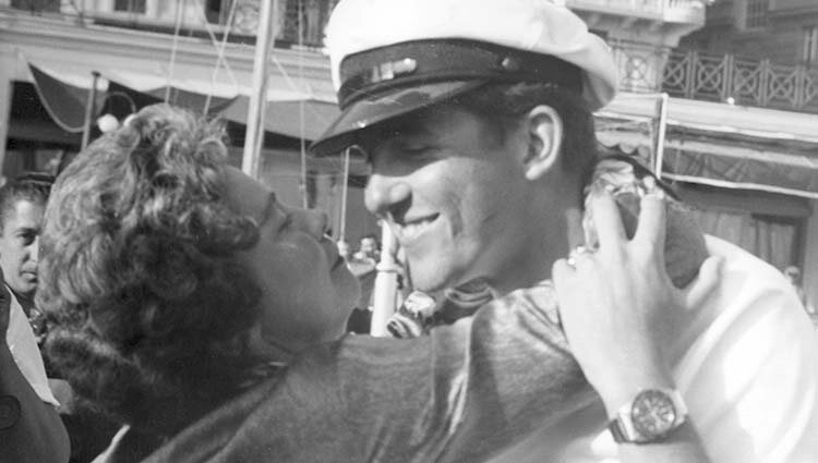 Federica de Grecia abraza a su hijo Constantuno de Grecia tras ganar una medalla de oro en los Juegos Olímpicos de Roma 1960