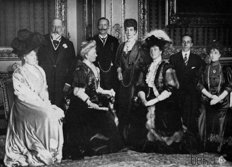 Los Reyes Alfonso XIII y Victoria Eugenia, los Reyes Eduardo VII y Alexandra, el Kaiser Guillermo II, Amelia de Portugal y Maud de Noruega en 1907