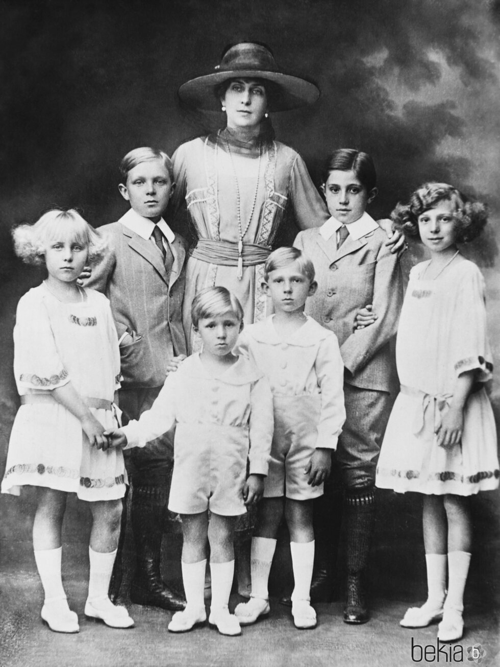 La Reina Victoria Eugenia con sus hijos de pequeños