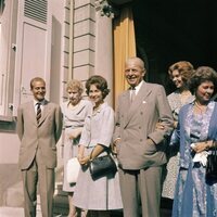Los Reyes Juan Carlos y Sofía en el anuncio de su compromiso con Pablo y Federica de Grecia, Irene de Grecia y la Reina Victoria Eugenia