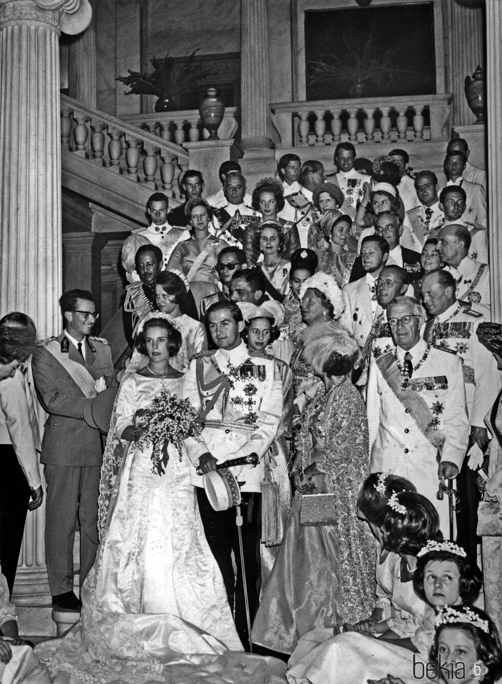 Constantino y Ana María de Grecia con los invitados a su boda