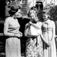 Ingrid de Dinamarca sostiene a su nieta Alexia de Grecia en presencia de Margarita de Dinamarca y de Constantino y Ana María de Grecia
