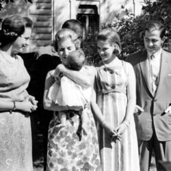 Ingrid de Dinamarca sostiene a su nieta Alexia de Grecia en presencia de Margarita de Dinamarca y de Constantino y Ana María de Grecia