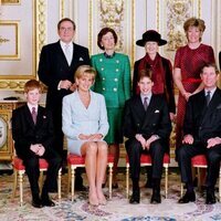 El Príncipe Guillermo en su Confirmación con el Príncipe Carlos y Lady Di, el Príncipe Harry, la Reina Isabel y sus padrinos