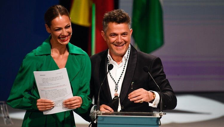 Alejandro Sanz con Eva González recibiendo el título de Hijo Predilecto de Andalucía