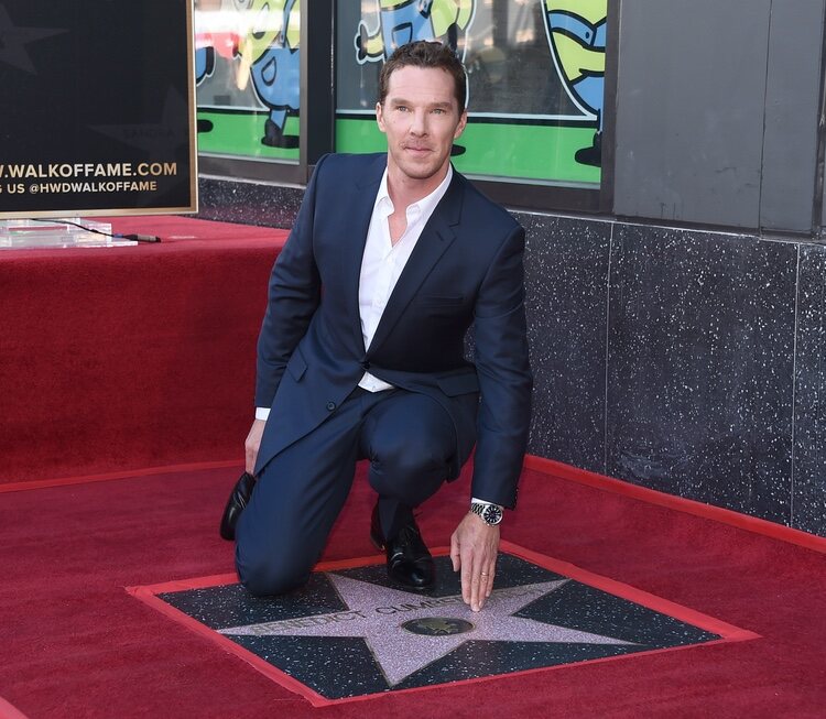 Benedict Cumberbatch con su estrella del Paseo de la Fama en Hollywood
