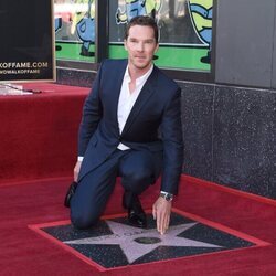 Benedict Cumberbatch con su estrella del Paseo de la Fama en Hollywood