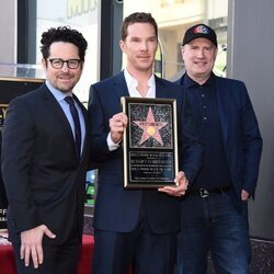 Benedict Cumberbatch con algunas amistades tras recibir su estrella del Paseo de la Fama en Hollywood