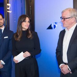 Sofia de Suecia pronuncia un discurso ante Carlos Felipe de Suecia y Klas Bergling en la inauguración del Avicii Experience