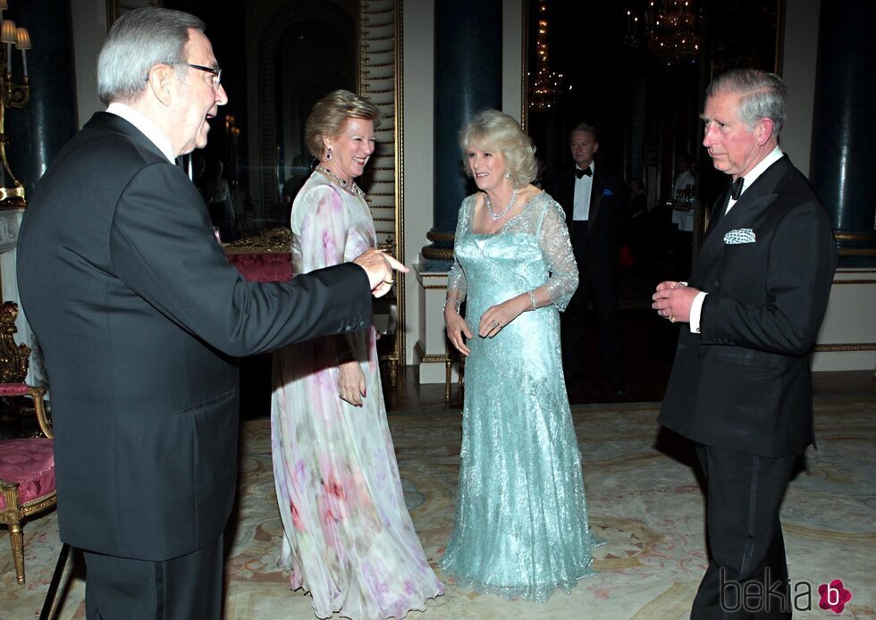 Constantino y Ana María de Grecia con el Príncipe Carlos y Camilla Parker