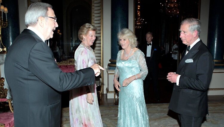 Constantino y Ana María de Grecia con el Príncipe Carlos y Camilla Parker