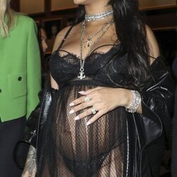 Rihanna presume de embarazo en el desfile otoño/invierno 2022/2023 de Dior en la Semana de la Moda de París