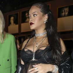 Rihanna presume de embarazo en el desfile otoño/invierno 2022/2023 de Dior en la Semana de la Moda de París