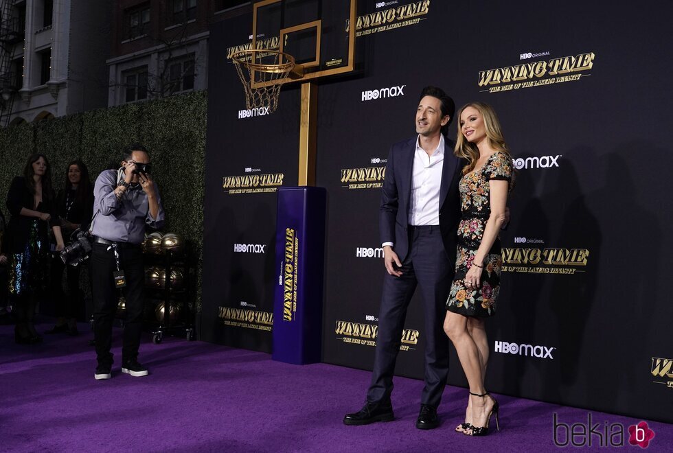Adrien Brody y Georgina Chapman posan en la premier de 'Winning Time'