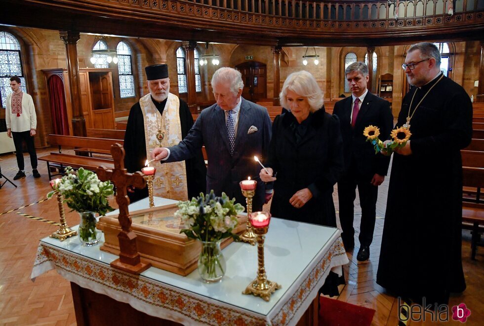 El Príncipe Carlos y Camilla Parker visitan la catedral Católica Ucraniana en Londres