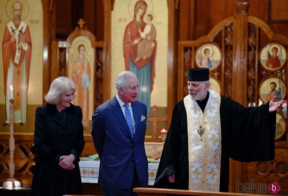 El Príncipe Carlos y Camilla Parker durante su visita a la catedral Católica Ucraniana de Londres