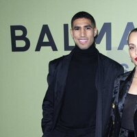 Hiba Abouk y Achraf Hakimi asisten al desfile de Balmain en la Semana de la Moda de París 2022