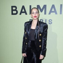 Hiba Abouk asiste al desfile de Balmain en la Semana de la Moda de París 2022