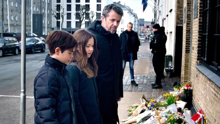Federico de Dinamarca y sus hijos pequeños apoyando al pueblo de Ucrania en su guerra con Rusia