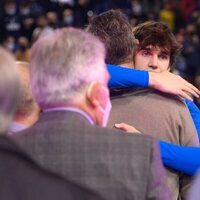 Pablo Urdangarin abrazado a su padre Iñaki Urdangarin en el 50º aniversario del FC Barcelona de balonmano