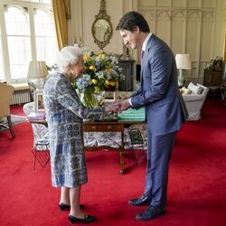 La Reina Isabel saluda a Justin Trudeau en una audiencia en Windsor Castle