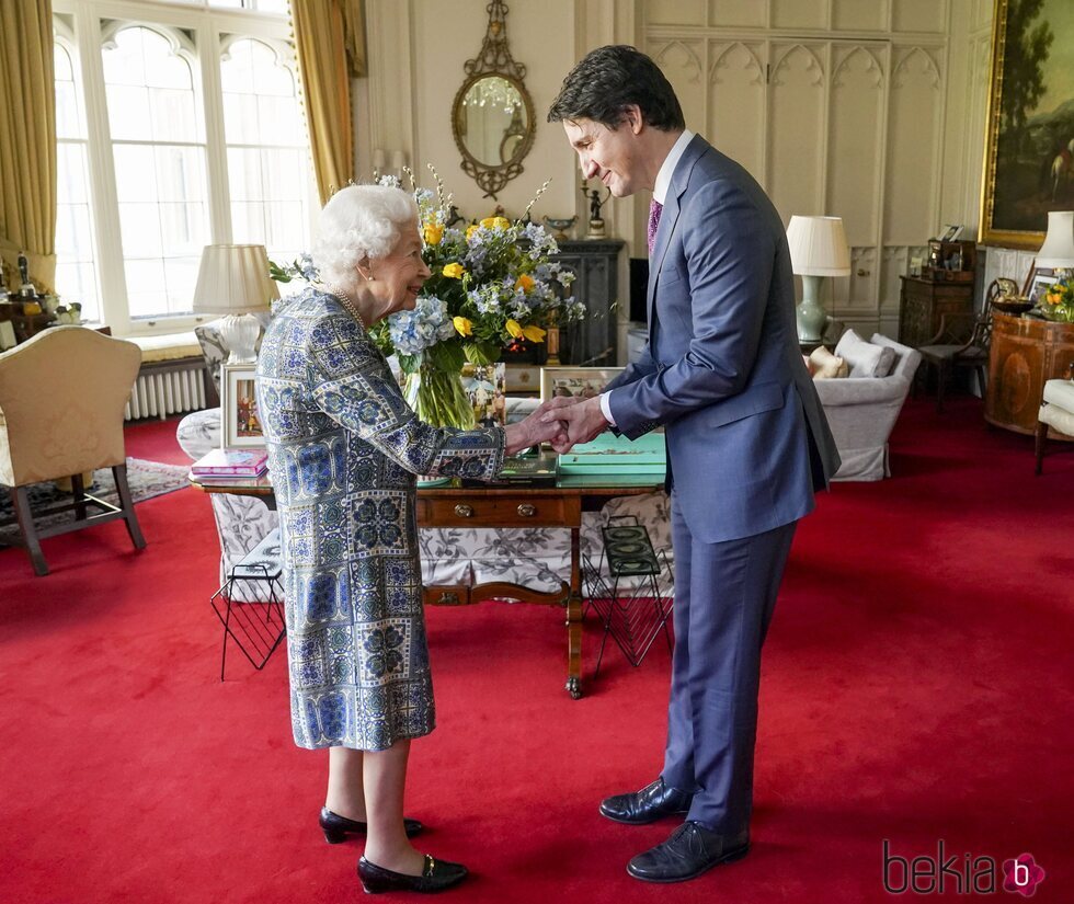 La Reina Isabel saluda a Justin Trudeau en una audiencia en Windsor Castle