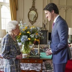 La Reina Isabel recibe a Justin Trudeau en su primer acto presencial tras superar el coronavirus