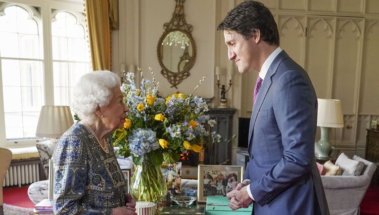 La Reina Isabel recibe a Justin Trudeau en su primer acto presencial tras superar el coronavirus