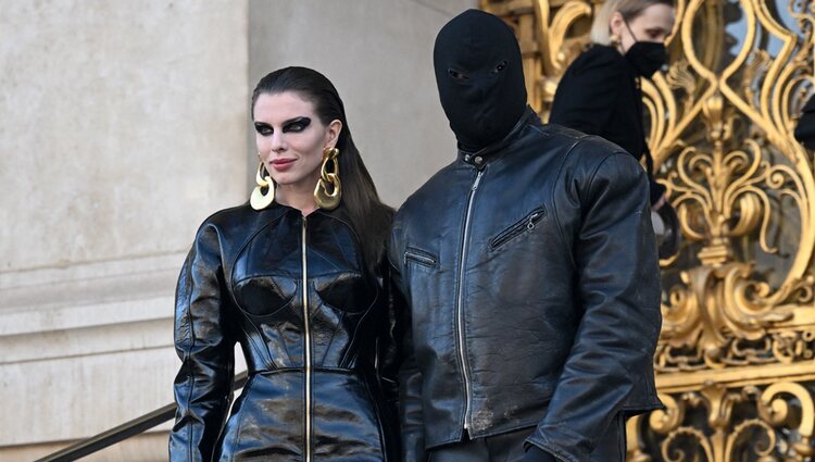 Julia Fox y Kanye West en el desfile Alta Costura de Schiaparelli