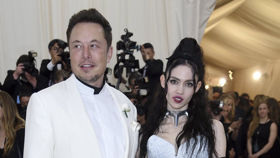 Elon Musk y Grimes en la alfombra roja de la Met Gala 2018