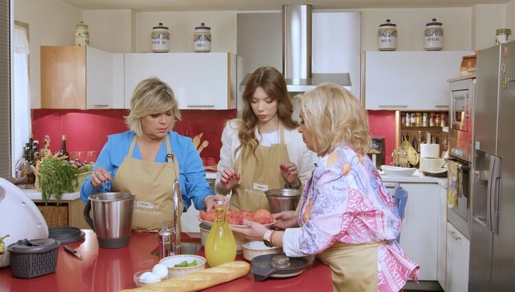 Terelu Campos, Alejandra Rubio y Carmen Borrego cocinando en 'Mi casa es la tuya'